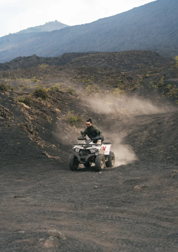 Campos de lava petrificada durante tour en el Volcán Pacaya